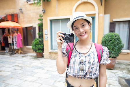 远足自然亚裔女背包一同走在起欢乐地拍摄照片和自在假日概念旅行时放松间夏天图片