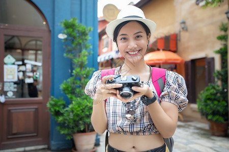 亚洲女背包一起走在快乐地拍着照片和自在节日概念旅行上放松时间人们朋友步行图片