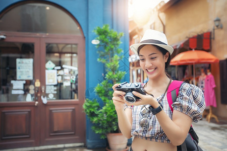亚洲女背包一起走在快乐地拍着照片和自在节日概念旅行上放松时间背包客相机路图片
