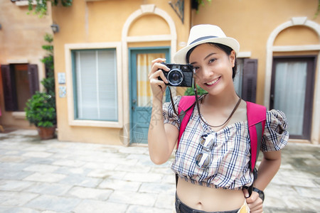 活动女孩亚洲背包一起走在快乐地拍着照片和自在节日概念旅行上放松时间图片