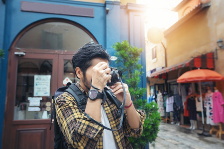 冒险女孩亚洲男子背包一起走在快乐地拍着照片和自在假日概念旅行上放松时间图片