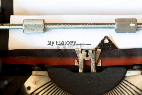 旧式打字机上面有写我历史的文字按手动故事图片