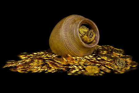堆叠的碗黑色背景旧锅宝藏中金币图片素材