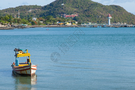 小渔船山和港口后面的海边图片