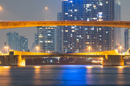 曼谷市Twilight城市景楼和曼谷摩天大楼的桥地标普密蓬驾驶图片