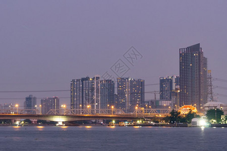 城市的行业曼谷Twilight城市景楼和曼谷摩天大楼的桥河图片
