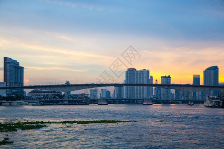 曲线曼谷市Twilight城市景楼和曼谷摩天大楼的桥汽车夜晚图片