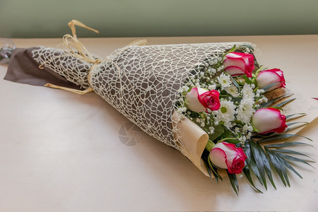 一束浪漫的玫瑰花桌上摆着装饰盛开花束传统图片