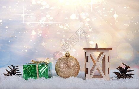 礼物冬天展示圣诞灯光背景夹锥圣诞玩具盒子和站在雪中的灯具图片