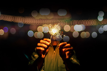 夜中烟花节庆日的晚间祝活动火花在夜中欢庆橙烟火日出图片