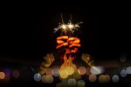 夜中烟花节庆日的晚间祝活动火花在夜中欢庆人们美丽的假期图片