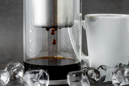 现代的压力经典现代冷啤酒滴水塔深岩底的咖啡制造商图片