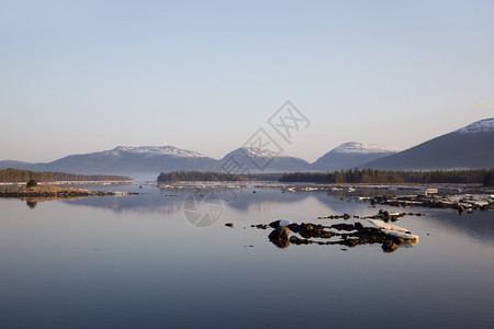 Kandalaksha群岛和山的海景图假期季节预订图片