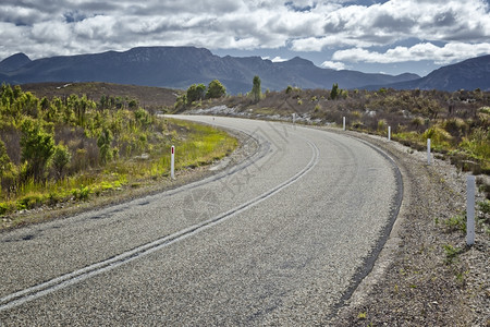 沙漠澳大利亚道路的一幅形象假期目的地图片