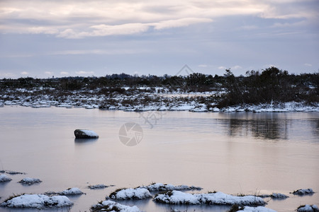瑞典奥兰岛冬季大荒漠的草地被洪水淹没在瑞典奥兰岛阿尔瓦雷户外季节图片