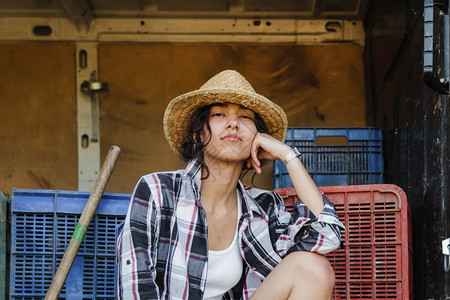 场地衬衫青年农村妇女在作物田的面包车里休息图片