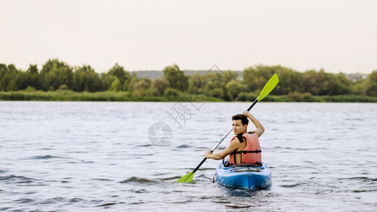 水平的人们男子划皮艇湖回首背部图片
