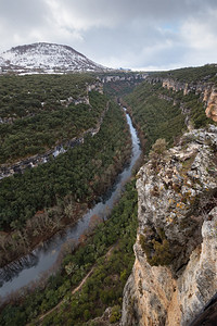 水风景优美伊布罗河峡谷在西班牙卡斯蒂利亚和里昂布尔戈斯的景象山图片