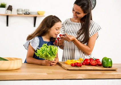 拉丁母亲和女儿在厨房玩得开心的一顿饭健康图片