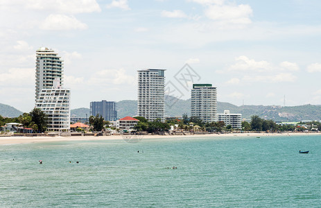 景观天空泰国华欣区靠近海面的现代城市建筑于泰国华欣区水图片