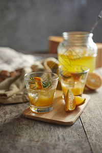 茶点夏天朗姆酒含迷迭香的旋转橙色鸡尾酒图片