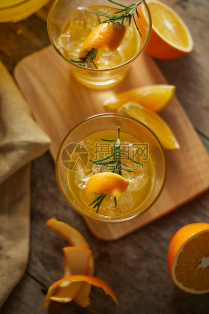 橙子调制的鸡尾酒图片