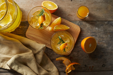 橙子调制的鸡尾酒图片