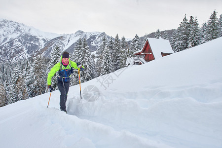 冬季滑雪登山者图片