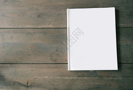 办公室空白杂志或关于木制背景纹理顶部视图和文字空间的小册子用于设计特贴的白板杂志或木制背景纹理顶部视图和文字空间的小册子供设计时图片