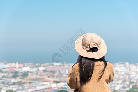 假期亚洲人在海边城市风景观点中快乐和自由的情感在概念旅行度假闲暇生活方面女在山地风景观点上放松她很轻是个非常有自信的女人肖像图片
