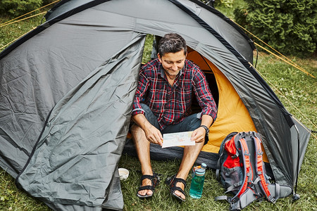 野营在暑假期间露营帐篷里放松活跃地在与自然相近的户外度假营地生活概念c积极度过晚间假期闲暇游客图片
