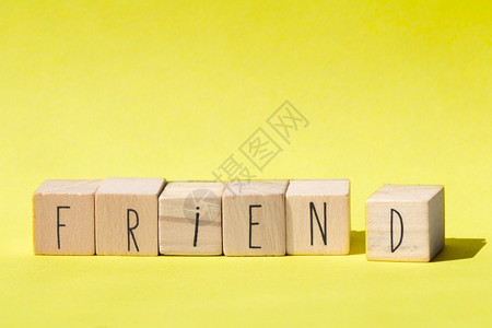 黄色的绿背景复古设计木制立方体上的朋友字概念现代特写木制立方体上的朋友字黄色背景复古设计朋友概念现代质量图片