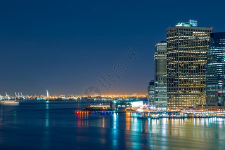 海港夜间桥美国纽约市夜灯曼哈顿海滨和地平线自由女神像的夜灯图片