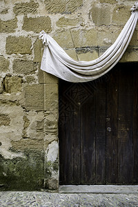 旧中世纪木制门有锁装饰和防护的详情古老董旧中世纪木制门有锁文化地下酒吧老的图片