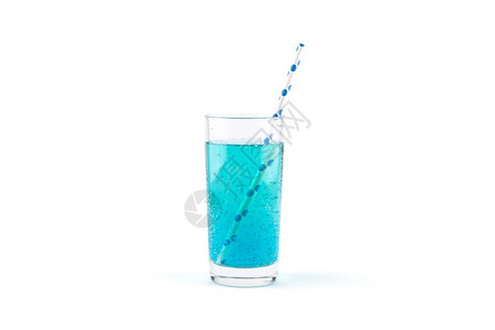 一种热带蓝色柠檬水与气泡和鸡尾酒吸管隔离在白色背景蓝鸡尾酒饮料蓝色柠檬水与气泡和鸡尾酒吸管隔离在白色背景单身的图片