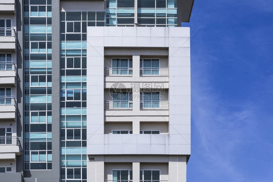 几何的未来派蓝色天空背景现代高楼外观玻璃窗和阳台的几何矩形图案以近代高楼城市图片