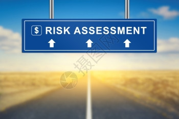 损失机会挑战在背景模糊的蓝色道路标志上用风险评估字词表示图片