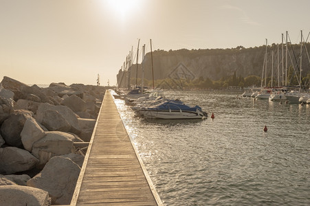 旅行Sistiana的里雅斯特意大利2015年7月28日在落时停泊港口的游船汽艇水图片