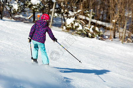 冬季滑雪登山者图片