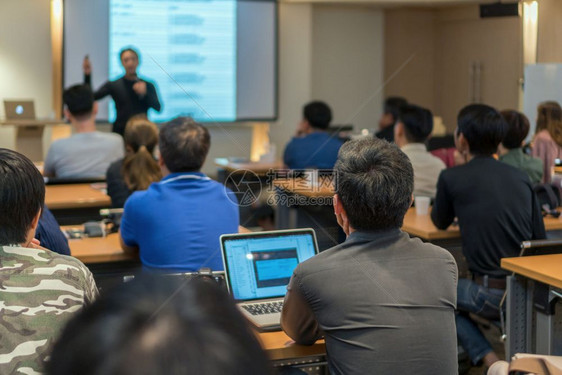 在低灯光会议室活动和研讨会概念下坐在台上聆听舞旁者在低光会议室活动和研讨会上发言的听众后台亚洲人晴天团体图片