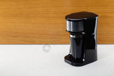 锅目的阿拉比卡在木质大理石背景上带有蒸汽喷射的浓缩咖啡机在木质大理石背景上带有复制空间的浓缩咖啡机图片