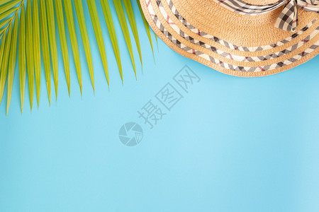 明亮的剪辑树平面相片椰子叶和蓝底的帽顶视镜和复制空间以配合你的产品图片