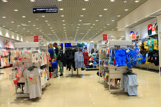购物在服装商店中存放大量货物的盛装衣服商业图片