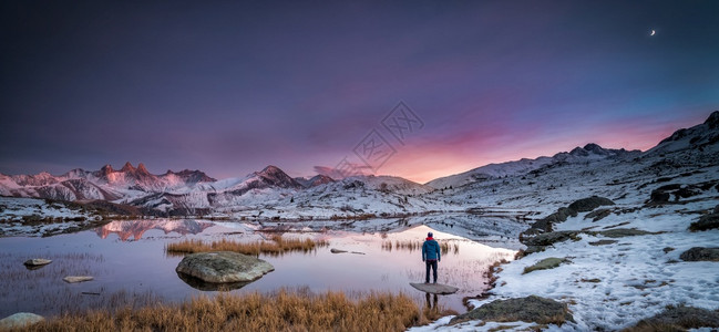 首脑蒙特环望着法国阿尔卑斯山脉的丘蓝时日落湖中山峰的反射蓝色图片
