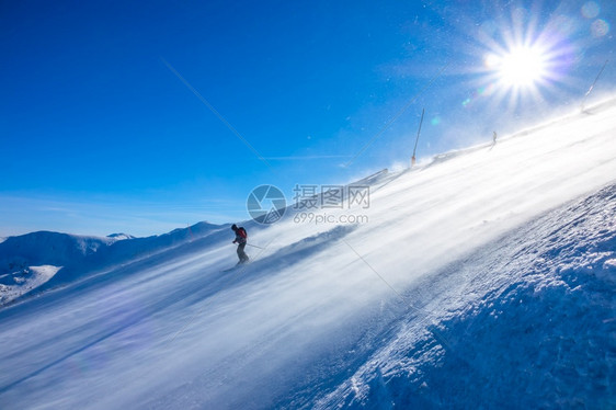 滑雪冒险的年轻人图片
