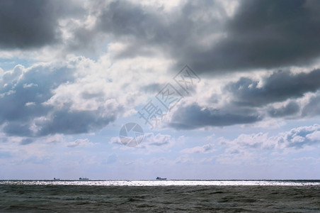 暴风海阴暗的天空地平线上的船舶风暴海阴暗的天空灰色新鲜美丽图片