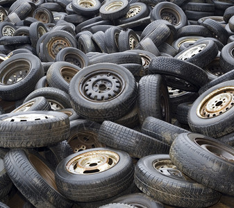 弃堆叠的垃圾场旧汽车轮胎的背景工业图片