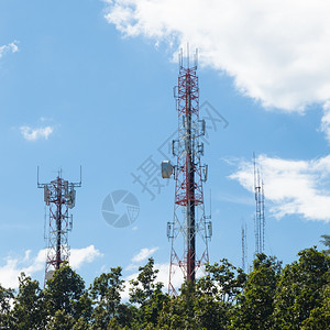 位于山区高的电信塔处布满树木覆盖着许多树木自然播送交流图片