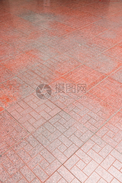 砖砌外部的地面红砖在人行道背景上铺石头图片