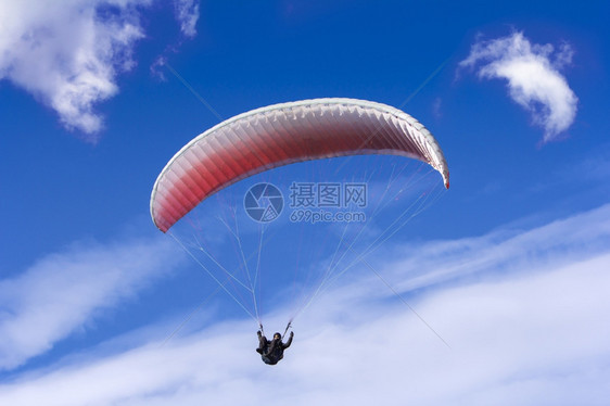 独自的勇敢孤蓝天空和白云A的背景滑翔图图片